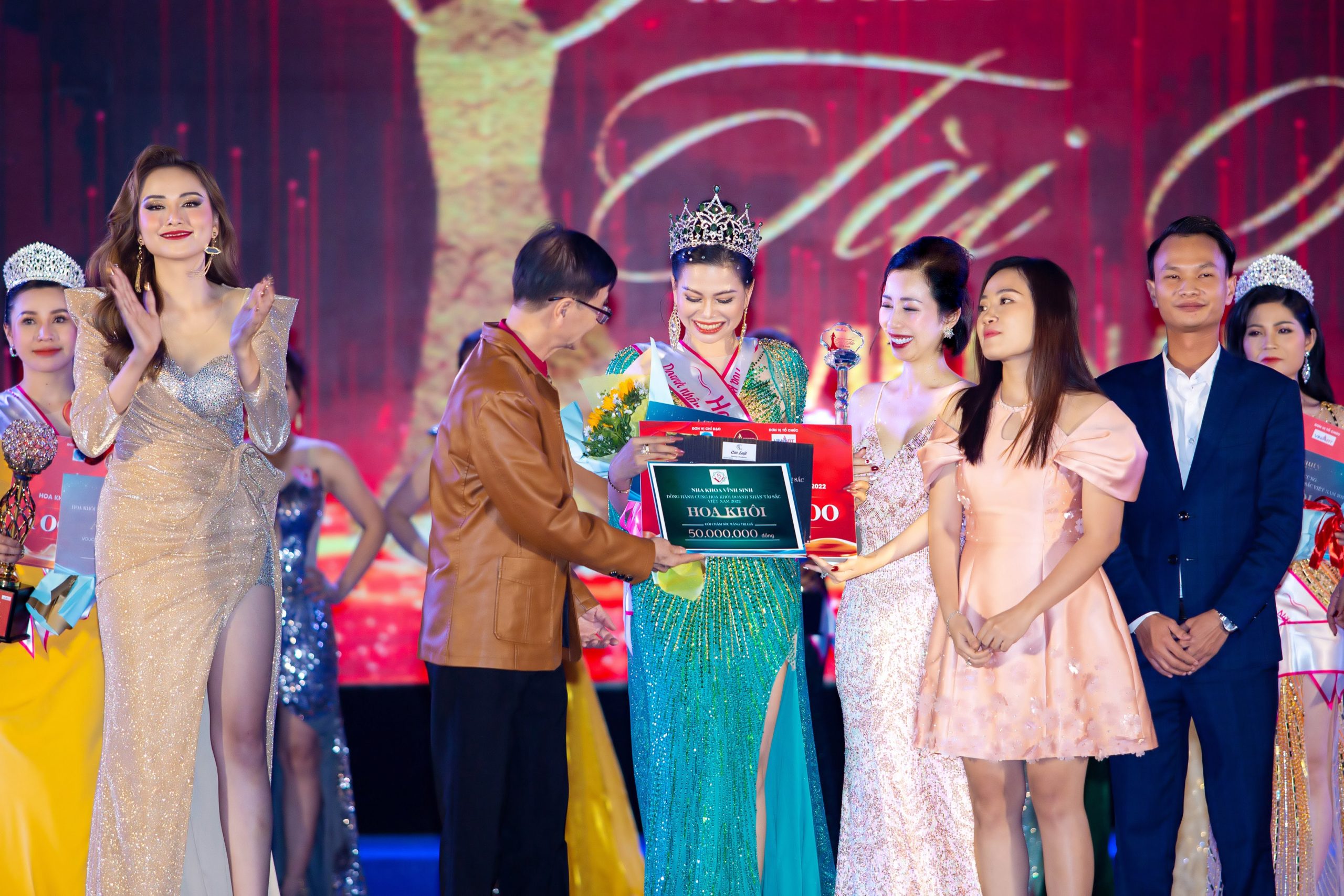 HT Beauty trao giải thưởng cho Tân hoa khôi Lê Thu Hà