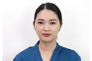 Bước 4 thoa kem phục hồi và tư vấn khách hàng chăm sóc da