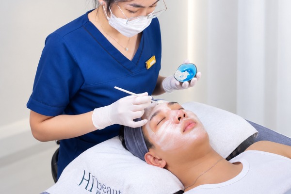 Liệu trình Perfection Peel giúp tái tạo bề mặt da sần sùi, thu nhỏ lỗ chân lông và làm mờ các vết thâm hiệu quả.