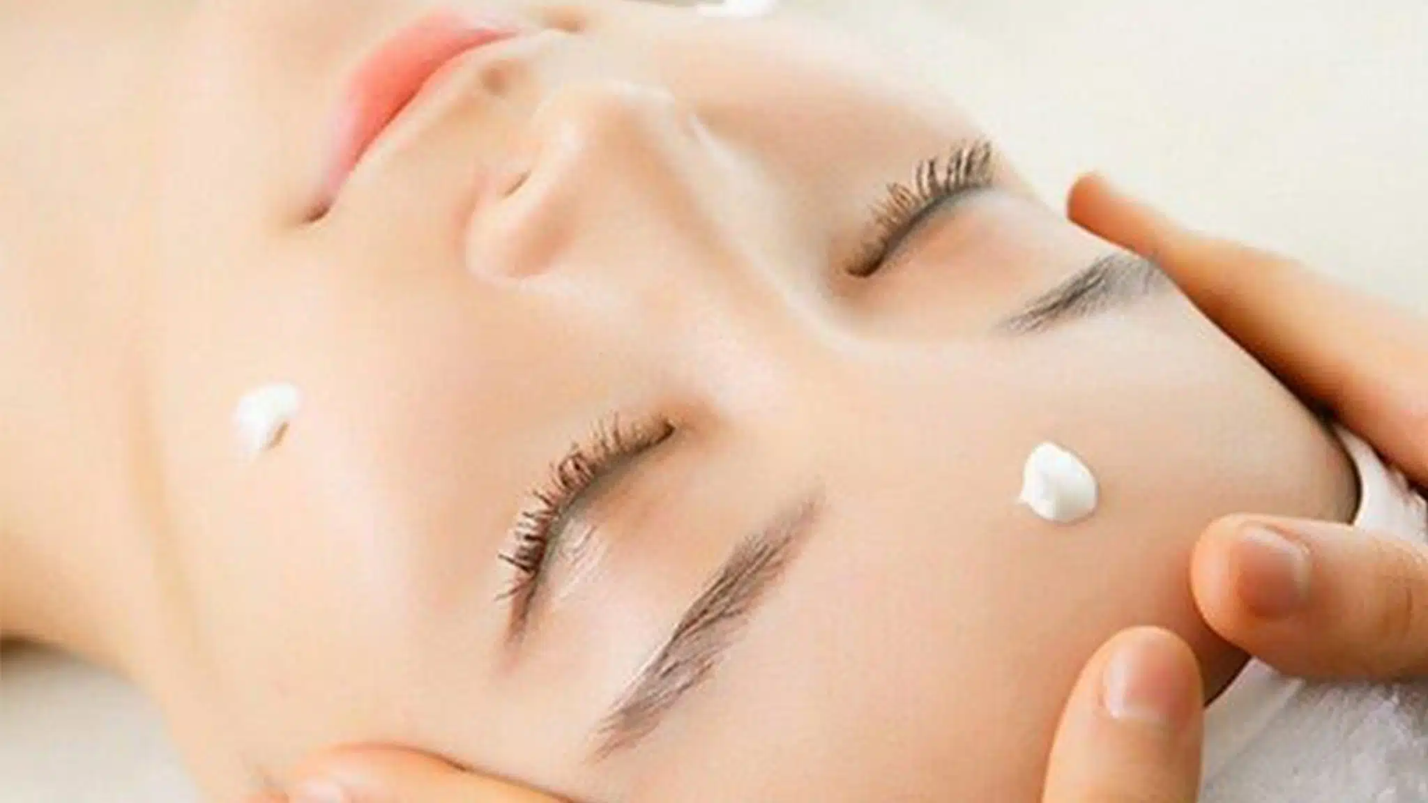 Thoa sản phẩm trị mụn