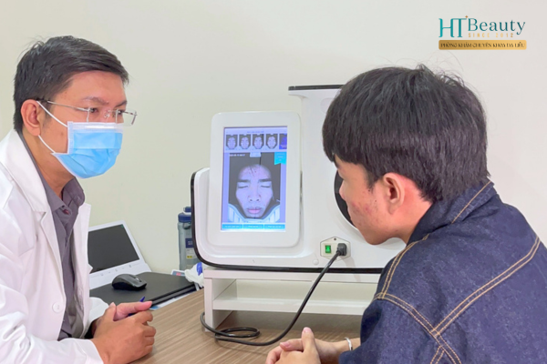 Đi đến bác sĩ để thăm khám da mụn